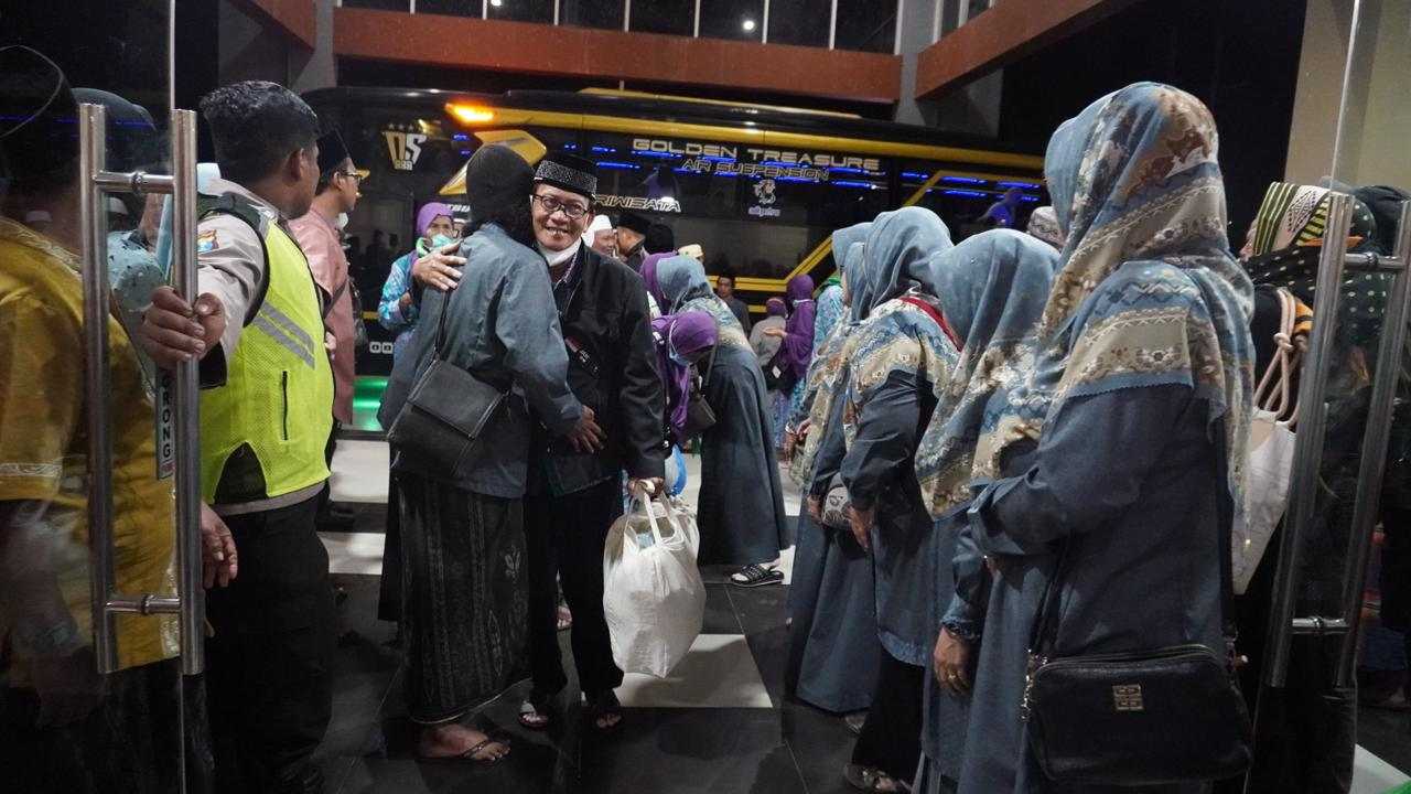 Kepulangan jamaah haji KBIHU MWCNU Bungah, Gresik, disambut suka cita oleh keluarga yang sudah menunggu di Univeristas Qomaruddin. Foto: LTN MWCNU Bungah/NUGres