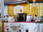 Ketua PCNU Bawean, Kiai Muhammad Fauzi Ra'uf saat memberikan sambutan Majelis Haul yang digelar Jamaah Al Khidmah di Pondok Pesantren Penaber, Desa Sukaoneng, Kecamatan Tambak, Selasa (25/07/2023). Foto: dok PCNU Bawean/NUGres