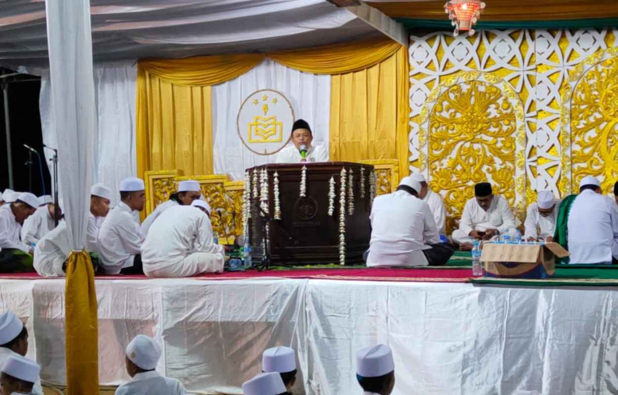 Ketua PCNU Bawean, Kiai Muhammad Fauzi Ra'uf saat memberikan sambutan Majelis Haul yang digelar Jamaah Al Khidmah di Pondok Pesantren Penaber, Desa Sukaoneng, Kecamatan Tambak, Selasa (25/07/2023). Foto: dok PCNU Bawean/NUGres