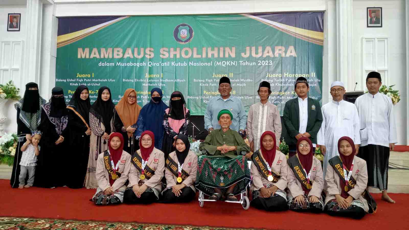 Para santri yang berhasil menjuarai Musabaqah Qira'atil Kutub Nasional (MQKN) tahun 2023, mendapat hadiah eksklusif dari Pengasuh Pondok Pesantren Mambaus Sholihin Gresik, KH Masbuhin Faqih. Foto: dok Alfikrah Mambaus Sholihin/NUGres