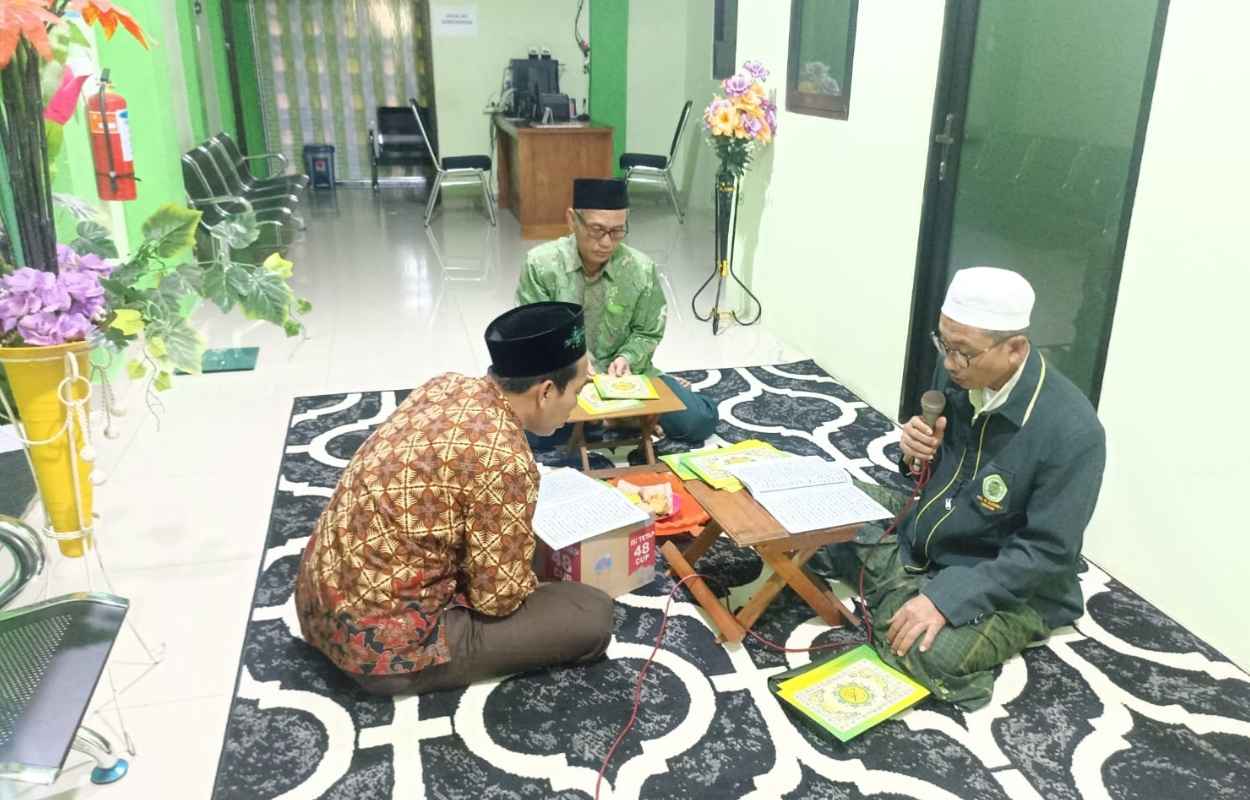 Giliran PAC Persatuan Guru Nahdlatul Ulama laksanakan program Khataman Qur'an Rutin MWCNU Dukun, Ahad (30/7/2023). Foto: Syafik Hoo/NUGres