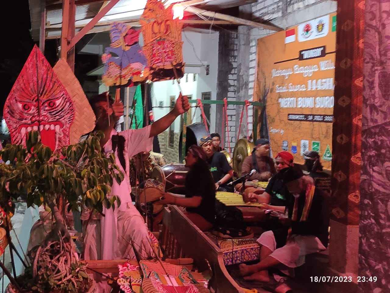 Pementasan Wayang Blang-bleng, wayang kontemporer oleh Ki Ompong Soedarsono dari Temanggung hibur sejumlah warga Surowiti  Panceng Gresik. Foto: Chidir/NUGres