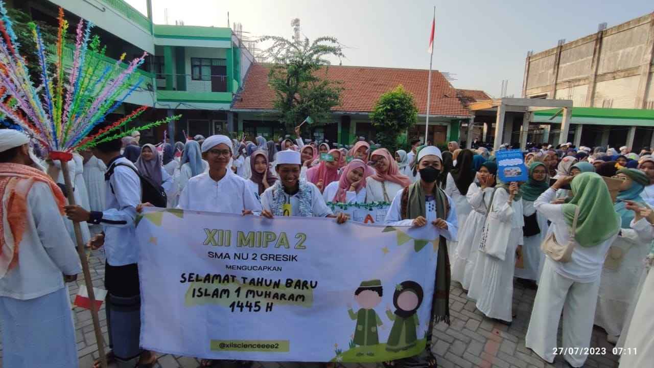 Ratusan siswa SMA Nahdlatul Ulama 2 Gresik menggelar Kirab Muharram 1455 Hijriah, Kamis (27/7/2023). Foto: dok SMANUDA Gresik/NUGres