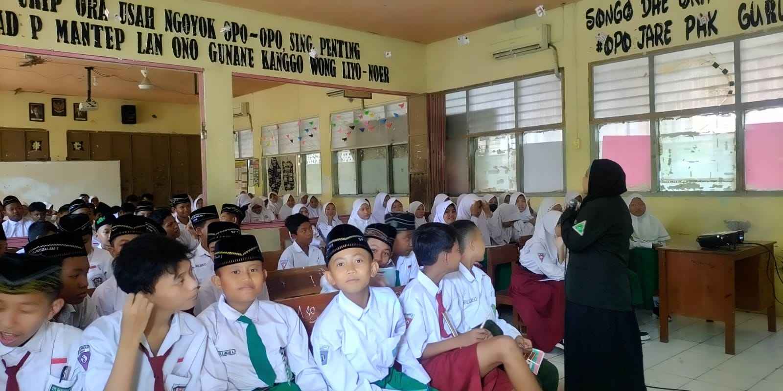 Pimpinan Anak Cabang (PAC) Ikatan Pelajar Putri Nahdlatul Ulama (IPPNU Cerme) menjalankan instruksi LP Maarif NU Gresik mengisi MPLS. Foto: Dok PAC IPPNU Cerme/NUGres