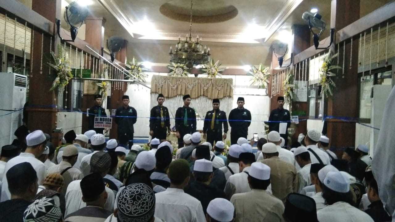 Ngalap Barokah. Pasukan Inti Pencak Silat Nahldatul Ulama Pimpinan Cabang Pagar Nusa Gresik turut melakukan pengamanan Haul Habib Abu Bakar Assegaf. Foto: dok PC Pagar Nusa Gresik/NUGres