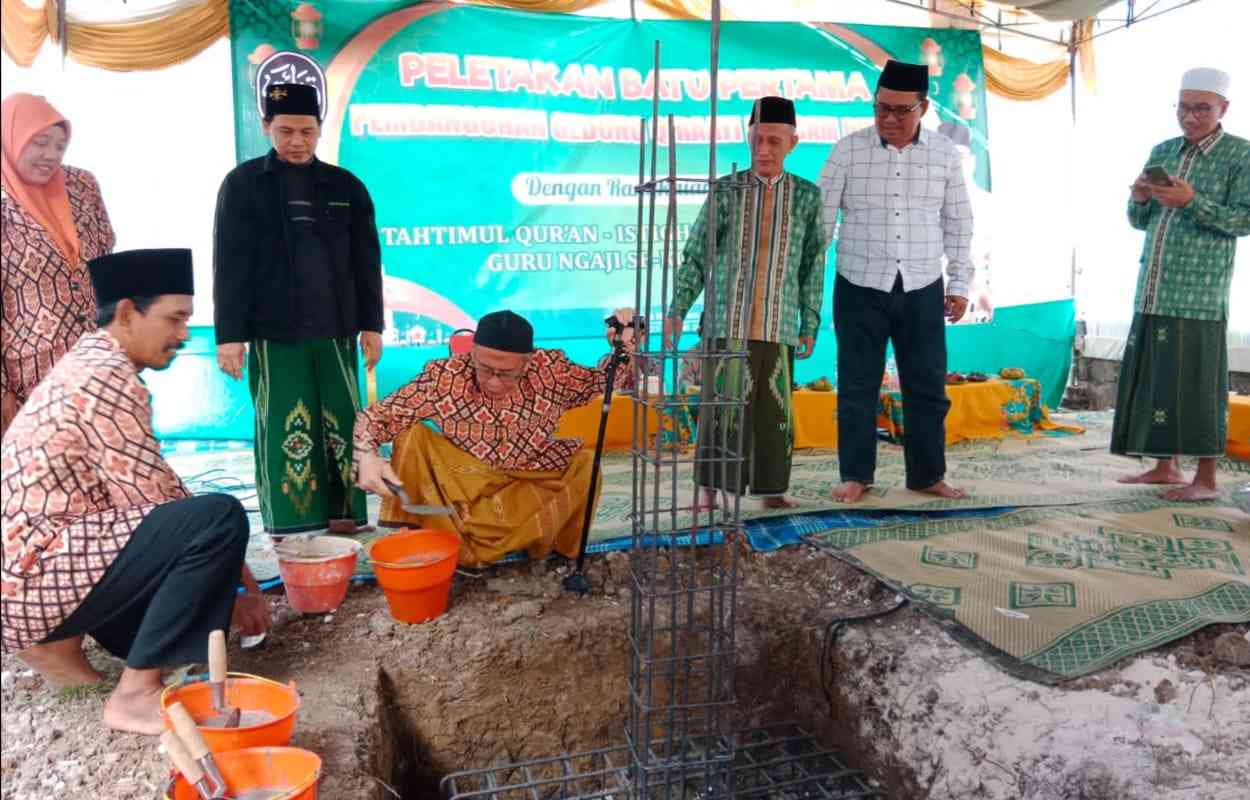 Pembina Metode Qiraati Korcam Dukun, Dr KH Ahmad Thoyyib Mas'udi saat melakukan groundbreaking gedung baru di Desa Mojopetung, Rabu (26/7/2023). Foto: Syafik Hoo/NUGres