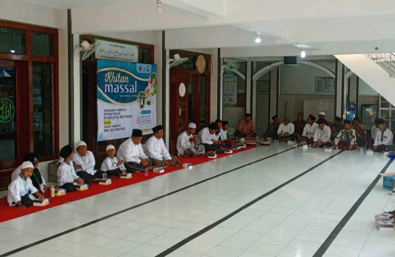 Para Peserta Khitan Massal Masjid Roudlotul Muttaqin Banyutengah Panceng Gresik. Foto: dok Takmir Masjid/NUGres