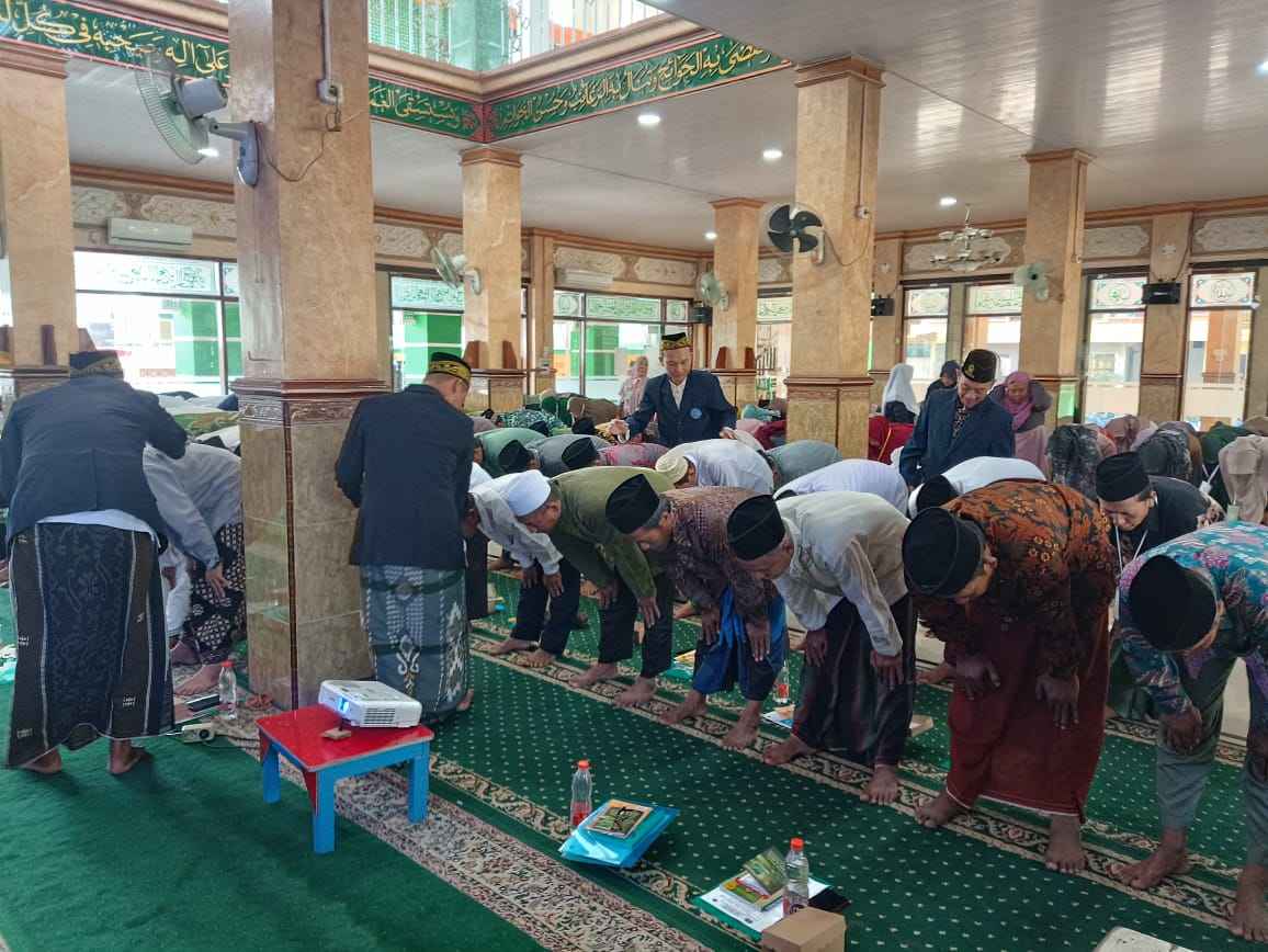 Ratusan peserta ikuti Pelatihan Salat Sempurna angkatan XI oleh Lembaga Takmir Masjid (LTM) Majelis Wakil Cabang Nahdlatul Ulama Wringinanom Gresik. Foto: dok LTM MWCNU Wringinanom/NUGres