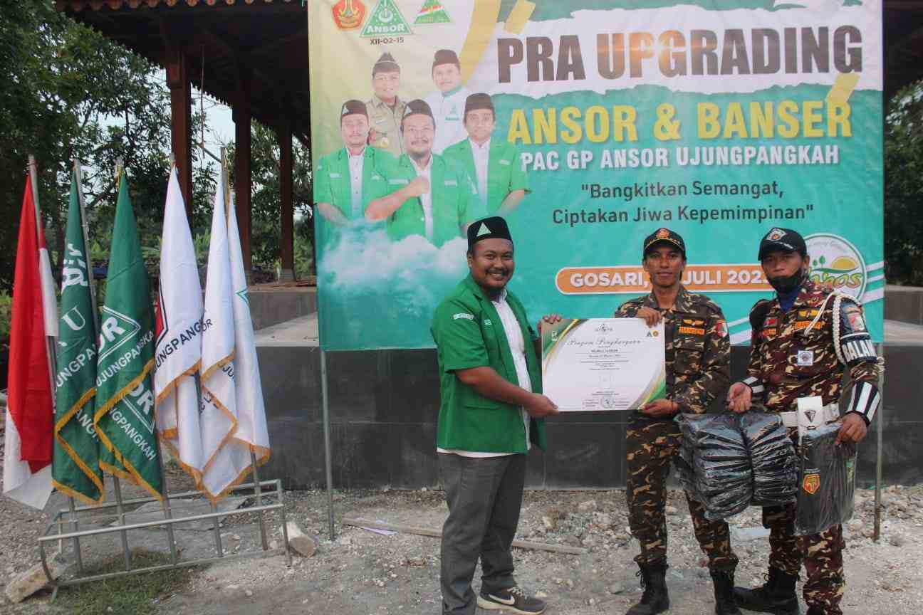 Di sela-sela pra-Upgrading, Ketua PAC GP Ansor Ujungpangkah menyerahkan sertifikat dan jaket tim koreografi 1 Abad NU di Sidorajo beberapa waktu lalu. Foto: dok PAC GP Ansor Ujungpangkah/NUGres