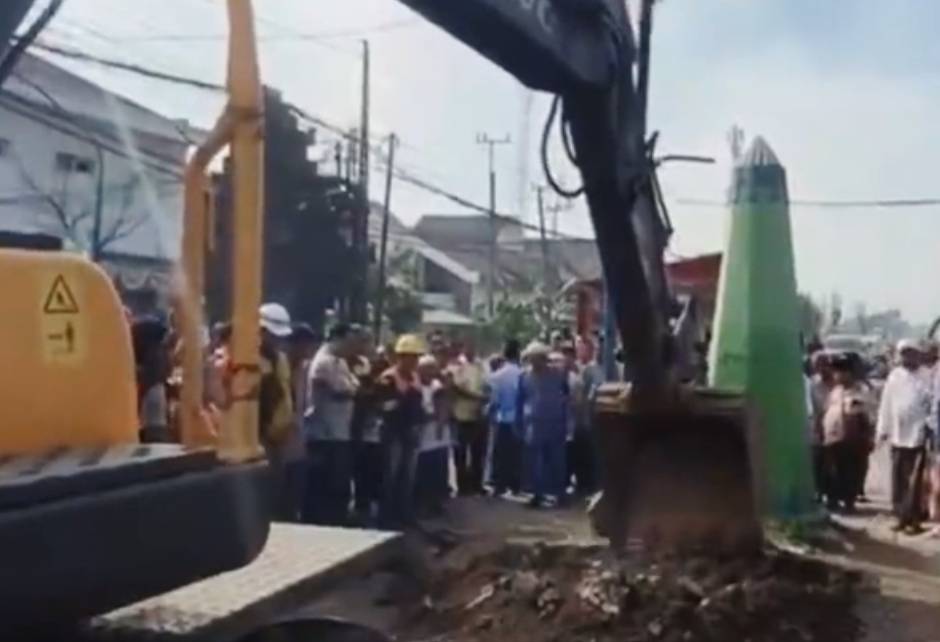 Usai doa bersama, pada Ahad (9/7/2023), proses pemindahan Tugu Manyar mulai dilakukan. Tugu "tetenger" wilayah Manyar ini bakal diletakkan menjadi median jalan. Foto: Tangkapan layar instagram @suaragresik.id/NUGres