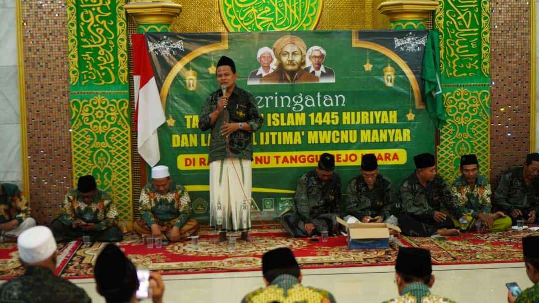 Rais Syuriyah MWCNU Manyar, KH Suhail Idris, menyampaikan pesan dan ajakannya untuk meningkatkan wawasan Akidah Aswaja NU di majelis Lailatul Ijtima' dan Peringatan Tahun Baru Islam 1445 Hijirah Ranting NU Tanggulrejo Utara, Kecamatan Manyar, Gresik. Foto: dok PRNU Tanggulrejo Utara/NUGres