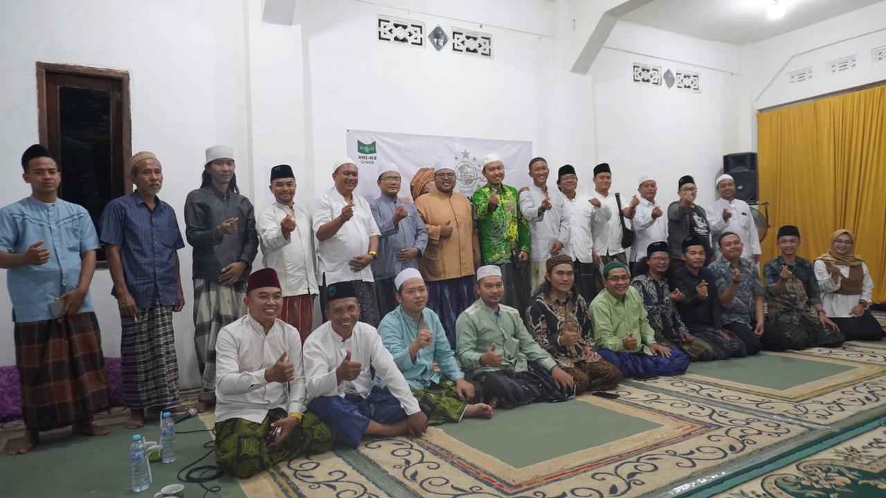 Kali kedua, silaturahmi Gawagis-Nawaning dan ngaji Muqaddimah Qonun Asasi digelar RMI NU Gresik di Pondok Pesantren Daruttaqwa Suci, Manyar Gresik, Kamis malam (27/7/2023). Foto: dok RMI NU Gresik/NUGres