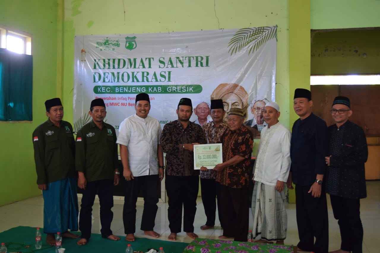 Berkhidmah. Santri Demokrasi Benjeng menyerahkan infak kepada MWCNU Benjeng. Foto: dok Santri Demokrasi Benjeng/NUGres