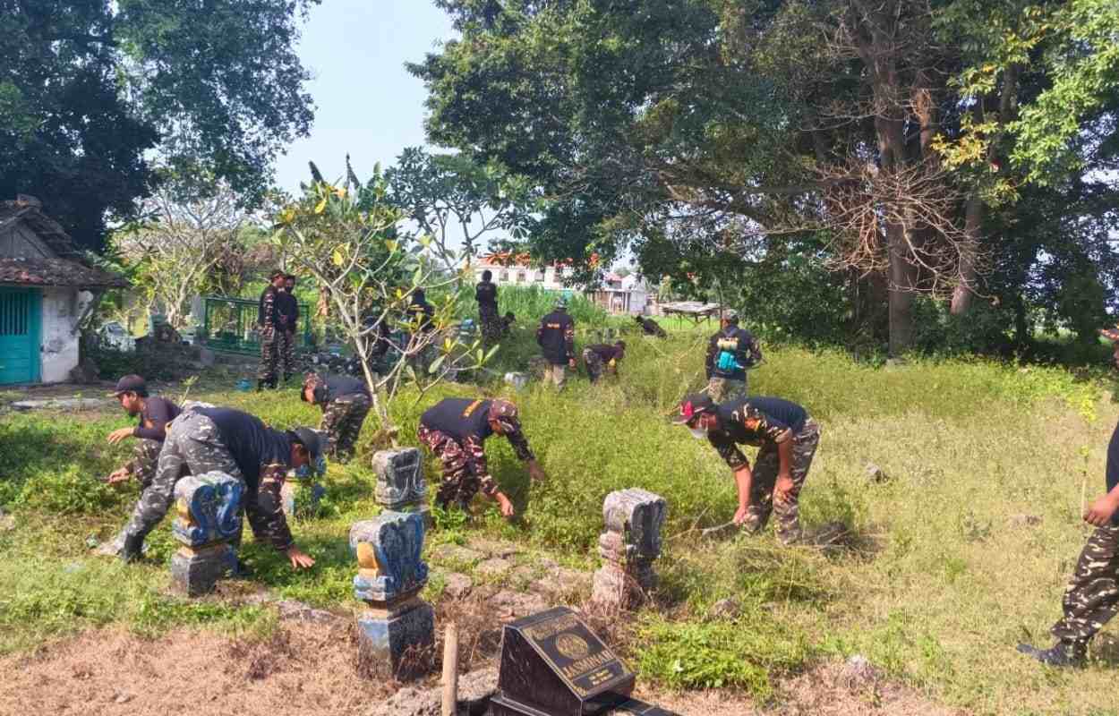 Barisan Ansor Serbaguna (Banser) Satkoryon Dukun, Gresik, kembali menggelar giat bersih lingkungan Jumat (28/7/2023) sore. Aksi kali kedua ini giliran di Ranting Sawo, Kecamatan Dukun, Gresik. Foto: dok Satkoryon Banser Dukun/NUGres