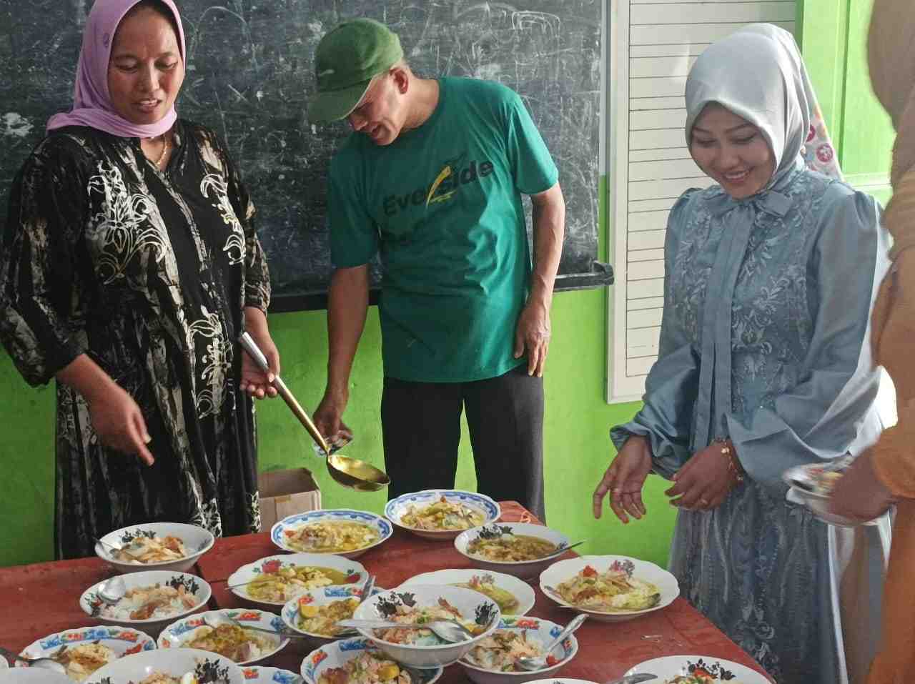 Para Alumni disiapkan sajian kuliner Nusantara Soto Ayam UMKM di Sidayu. Foto: Akhmad Yaslim/NUGres