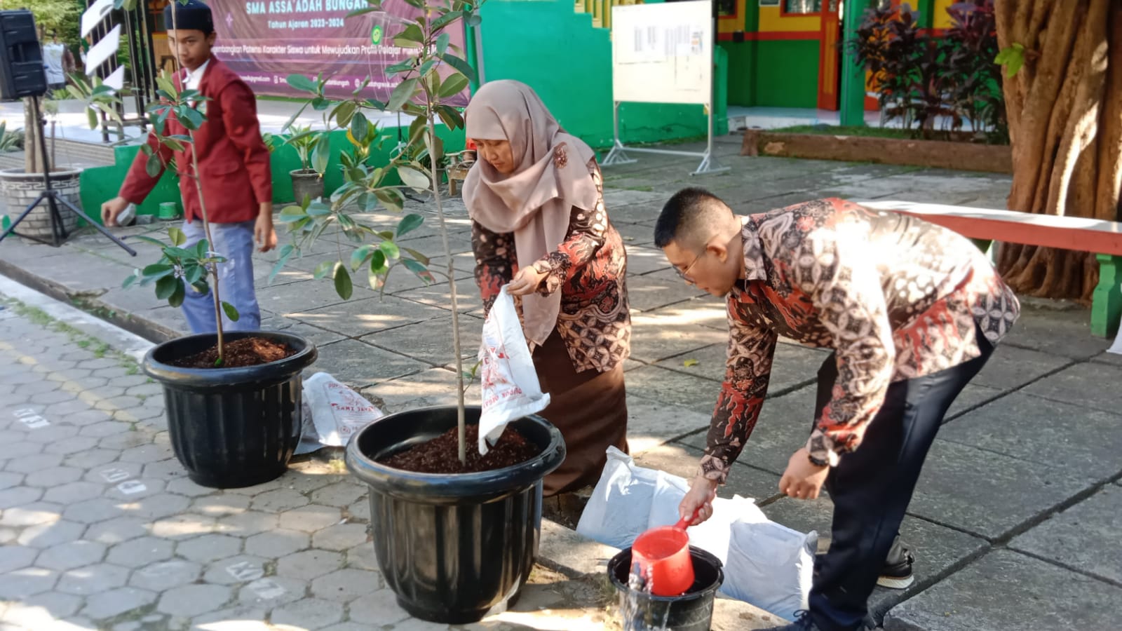 Salah satu kegiatan MPLS SMA Assa'adah Bungah Gresik, siswa baru diajak menanam pohon. Foto: dok SMA Assa'adah Bungah Gresik/NUGres