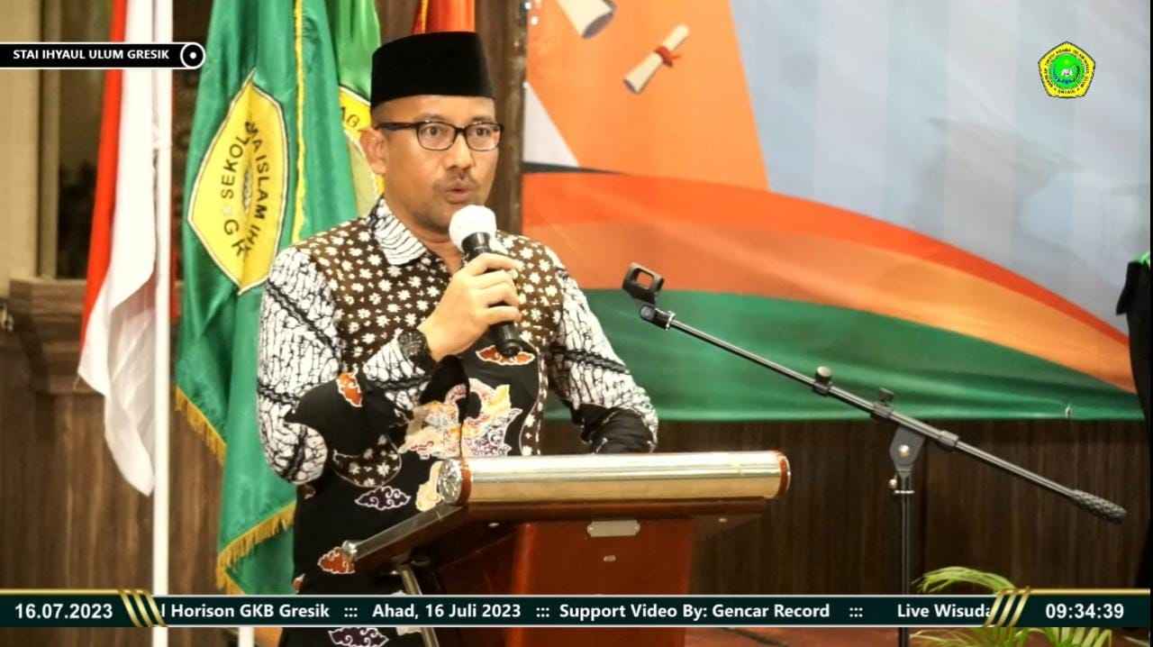 Koordinator Kopertais Wilayah IV Surabaya sekaligus Rektor UIN Sunan Ampel Surabaya Prof. Dr. H. Akhmad Muzakki, M.Ag., Grad.Dip. SEA., M.Phil., Ph.D. di depan para sarjana Sekolah Tinggi Agama Islam Ihyaul Ulum Gresik, Ahad (16/7/2023). Foto: Youtube STAIIU Gresik/NUGres