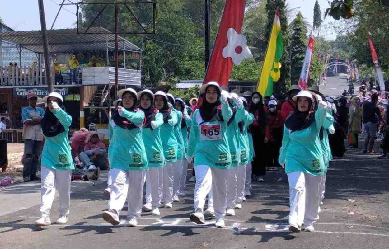 Tunjukkan semangat dan jiwa Nasionalisme, 18 Ranting Fatayat NU di Panceng ikuti gerak jalan memperingati 78 Tahun Kemerdekaan Republik Indonesia. Foto: dok PAC Fatayat NU Panceng/NUGres