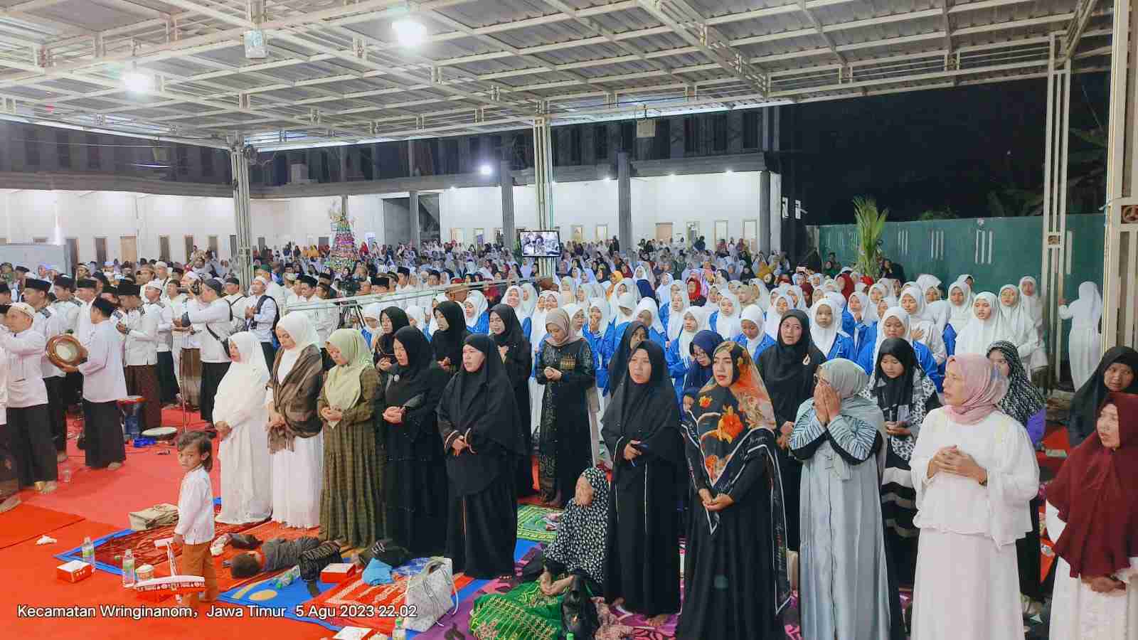 Ratusan jamaah mengikuti rangkaian kegiatan Haul ke-14 KH Abdurrahman Wahid (Gus Dur) dan mengenang 40 hari wafatnya sahabat dekat Gus Dur yakni Kiai Abu Hamirun. Foto: dok Ponpes Internasional Al-illiyin Gresik/NUGres