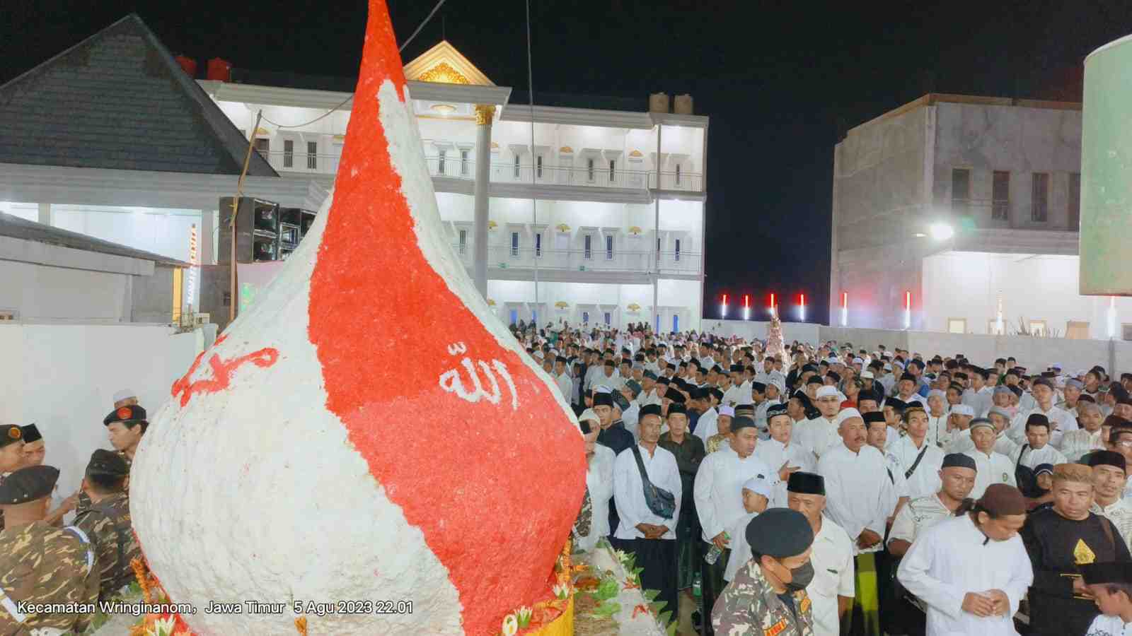 Suasana Haul ke-14 Gus Dur di Pondok Pesantren internasional al-illiyin, Wringinanom Gresik, Sabtu (5/8/2023) malam. Foto: dok Ponpes internasional al-illiyin Gresik/NUGres