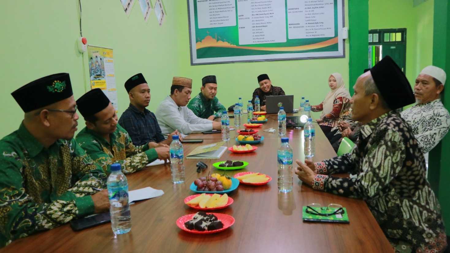 Lembaga Perekonomian Majelis Wakil Cabang Nahdlatul Ulama Bungah melakukan kunjungan ke Koperasi Syariah Koperasi Simpan Pinjam Pembiayaan Syariah NU Dukun salah satu unit usaha MWCNU Dukun, Sabtu (12/8/2023). Foto: Syafik Hoo/NUGres