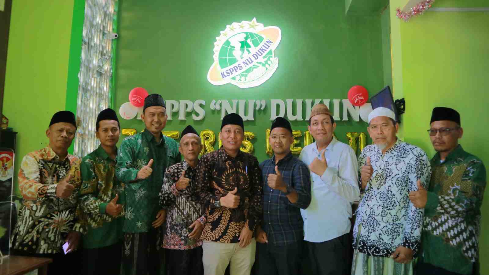 Foto bersama Pengurus KSPPS NU Dukun dengan jajaran Pengurus Tanfidziyah dan Lembaga Perekonmian MWCNU Bungah, Gresik. Foto: Syafik Hoo/NUGres