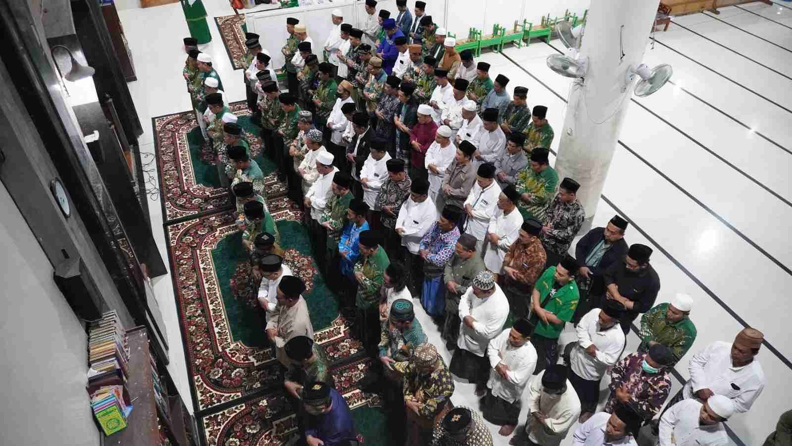 Lailatul Ijtima' MWCNU Bungah diawali dengan salat ghaib yang diniatkan untuk para Muassis NU dan Pejuang Kemerdekaan Republik Indonesia. Foto: dok LTN MWCNU Bungah/NUGres