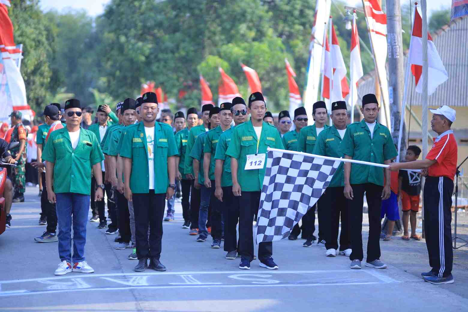 Pimpinan Anak Cabang Gerakan Pemuda Ansor Wringinanom turut meramaikan lomba gerak jalan se-Kecamatan Wringinanom. Foto: dok PAC GP Ansor Wringinanom/NUGres