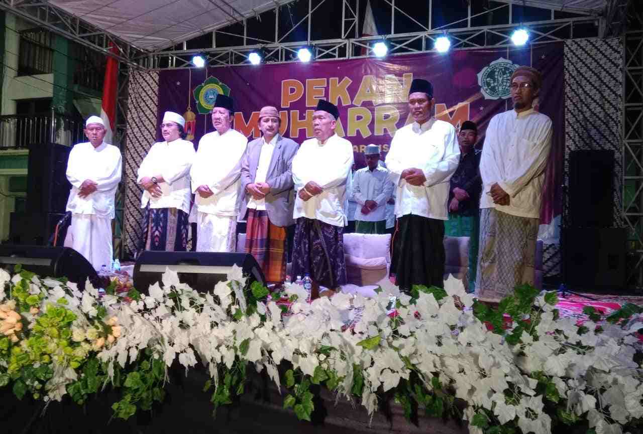 Pemangku Pondok Pesantren Ihyaul Ulum Dukun Gresik, Romo KH Afif Ma'shum bersama tokoh masyarakat Desa Gedangan Sidayu hadiri Pekan Muharam 1445 Hijriah, Jumat (11/8/2023) malam. Foto: ist/NUGres