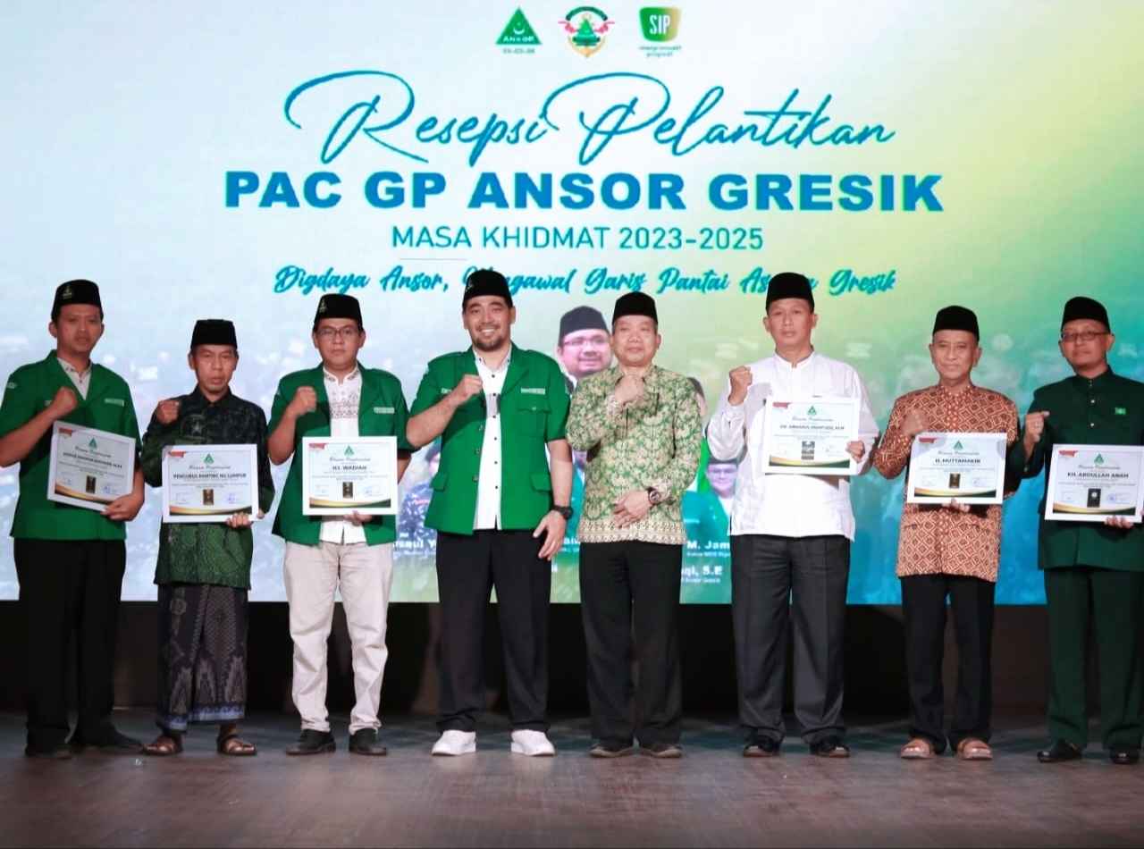 Pimpinan Anak Cabang Gerakan Pemuda Ansor Gresik memberikan penghargaan kepada 7 tokoh di Kecamatan Gresik, Kabupaten Gresik. Foto: dok PAC GP Ansor Gresik/NUGres