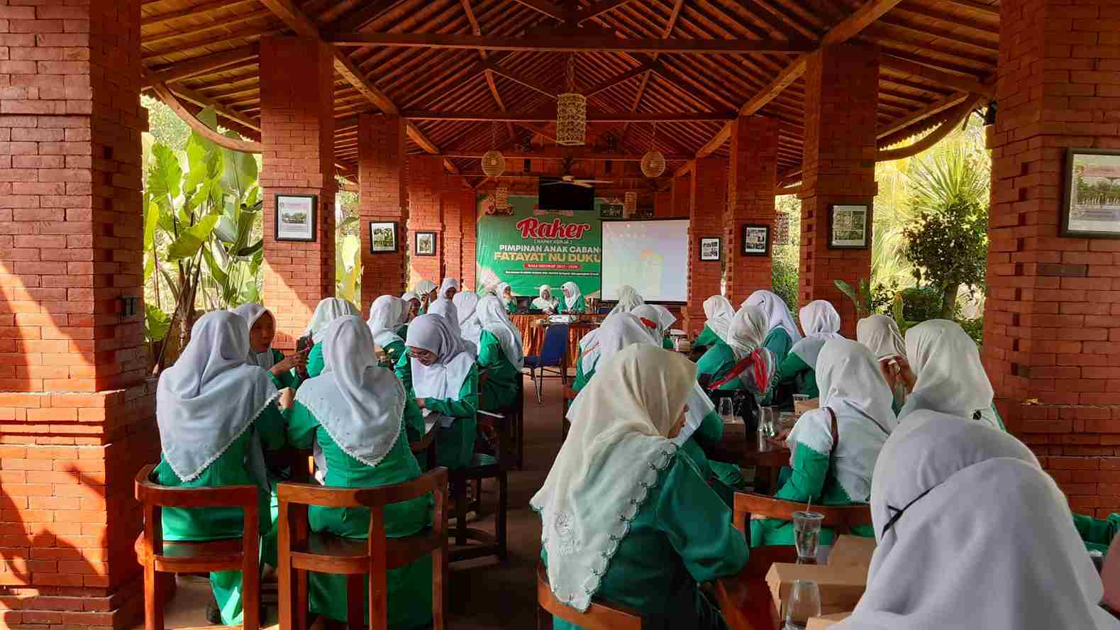 Rapat Kerja Pimpinan Anak Cabang Fatayat NU Dukun berlangsung di Agrowisata KPI Sekapuk, Ujungpangkah Gresik, Jumat (4/8/2023). Foto: Syafik Hoo/NUGres