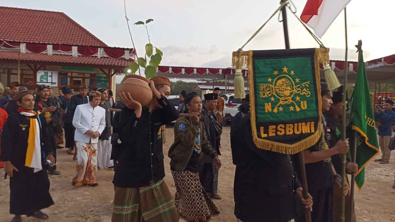 Prosesi Penanaman Pohon Pusaka, Tanah, dan Air dari situs makam Para Auliya' seluruh Nusantara dilakukan secara bersama oleh Lesbumi NU. Foto: dok Lesbumi NU Gresik/NUGres