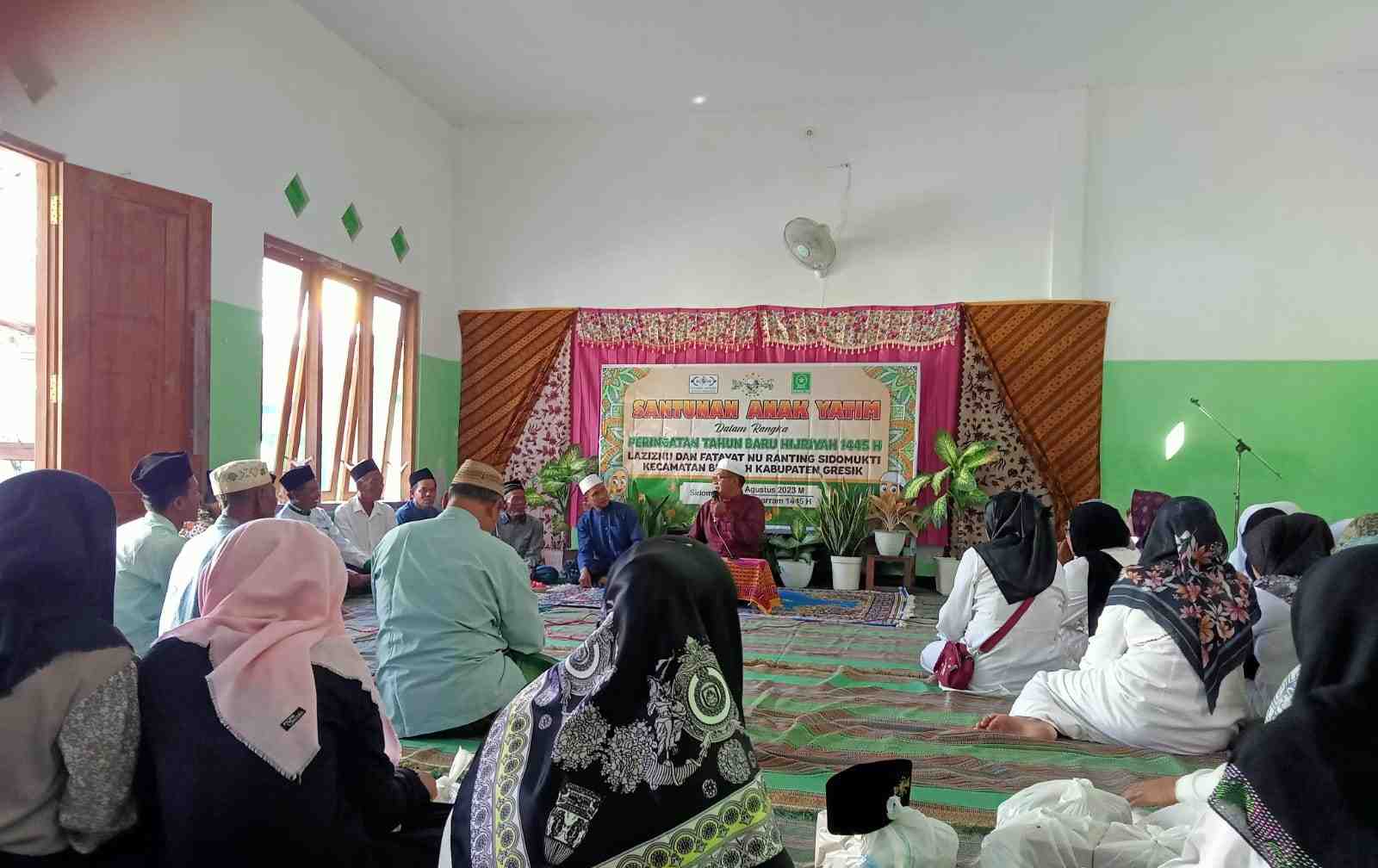 Lazisnu Ranting Sidomukti dan Pimpinan Ranting Fatayat NU Sidomukti Bungah menggelar doa bersama dan santunan Anak yatim, Jumat (4/8/2023). Foto: dok Lazisnu Ranting Sidomukti/NUGres