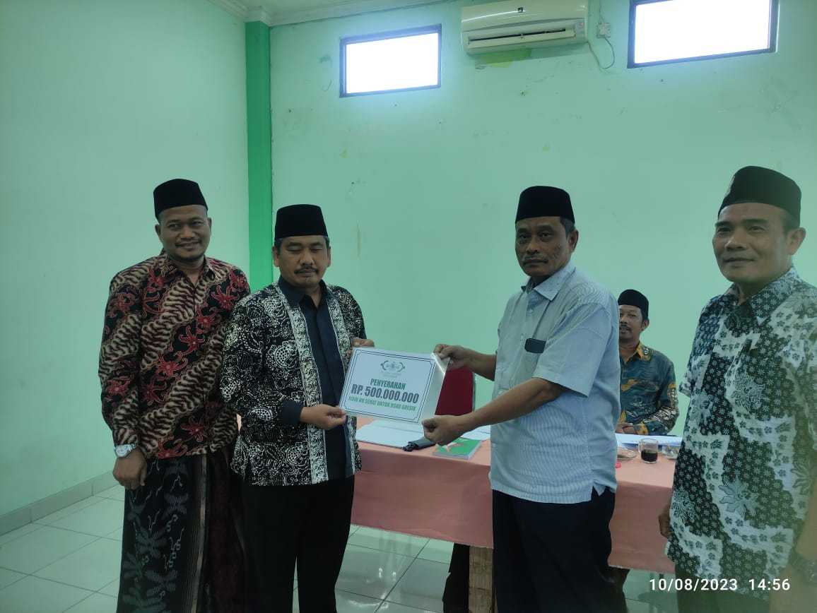 Serah terima Koin NU Sehat Rp 500 juta yang dihimpun LAZISNU PCNU Gresik untuk Pembangunan RSNU Gresik, Kamis (10/8/2023) siang di Kantor PCNU Gresik. Foto: NUGres