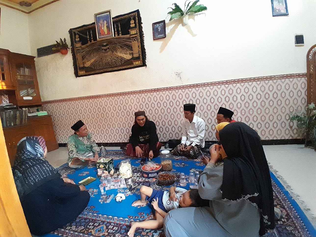 Silaturahmi GUSDURian Gresik ke kediaman Kiai Basori Tajib Pengasuh Pondok Pesantren Roudlotul Hikmah, Wringinanom Gresik. Foto: dok GUSDURian Gresik/NUGres