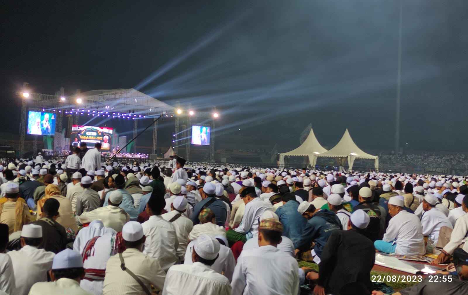 Tabligh Akbar yang dihadiri oleh Habib Umar bin Hafidz pada Selasa (22/8/2023) malam, di Gelora Joko Samudro Gresik, berjalan penuh khidmat dan lancar. Foto: NUGres