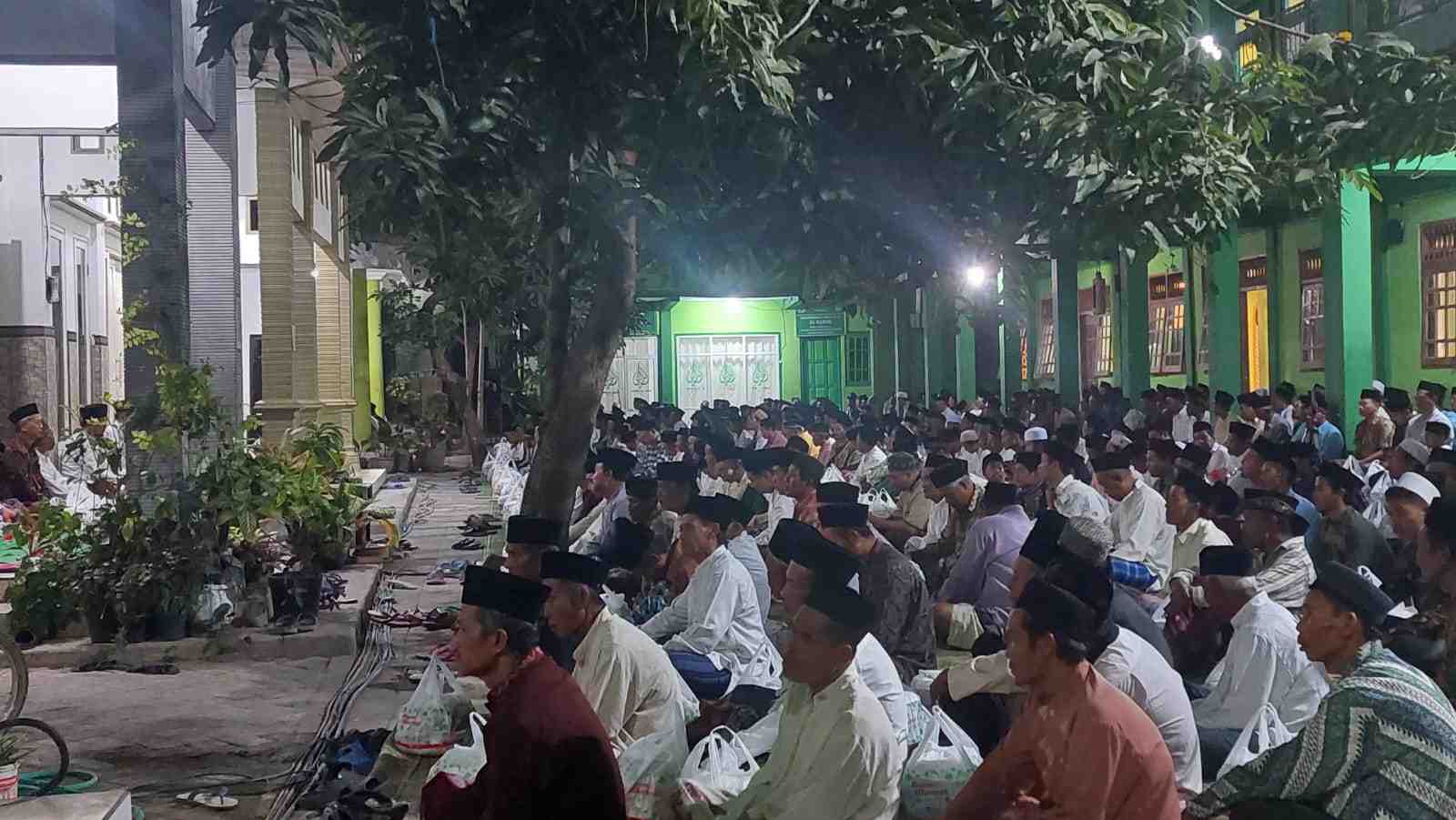 Ribuan jamaah memperingati Maulid Nabi Muhammad Saw sekaligus Haul ke-5 masyayikh Pondok Pesantren Al Karimi, Almaghfurlah KH Moh Sabiq Abdullah. Foto: Syafik Hoo/NUGres