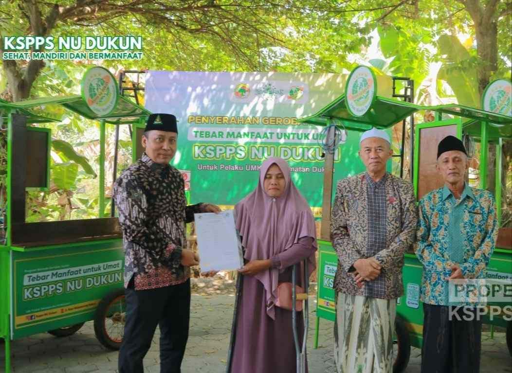 KSPPS NU Dukun Gresik kembali menyerahkan bantuan gerobak tahap kedua kepada pelaku UMKM di Dukun Gresik, Sabtu 9 September 2023. Foto: dok KSPPS NU Dukun/NUGres