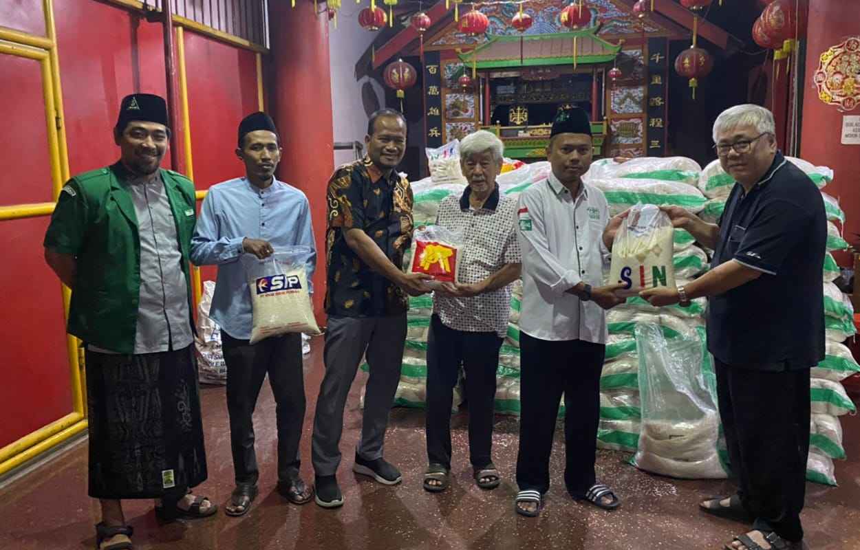 Pengurus Cabang Lazisnu Gresik kembali dipercaya untuk menerima dan menyalurkan bantuan beras untuk warga Gresik dari TTID Kim Hin Kiong, Kamis (31/8/2023) malam. Foto: dok PC Lazisnu Gresik/NUGres