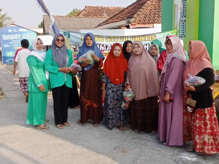 PAC Fatayat NU Ujungpangkah menggelar Pasar Sayur Gratis, ratusan paket sayur mayur ludes diserbu warga tak kurang dari 15 menit. Foto: dok Fatayat NU Ujungpangkah/NUGres