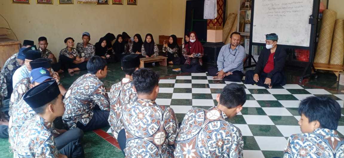 Siswa SMANU 3 Gresik diajak mengeksplorasi dan berdialog dengan tokoh di Bongsowetan, Menganti Gresik. Foto: dok SMANU 3 Gresik/NUGres