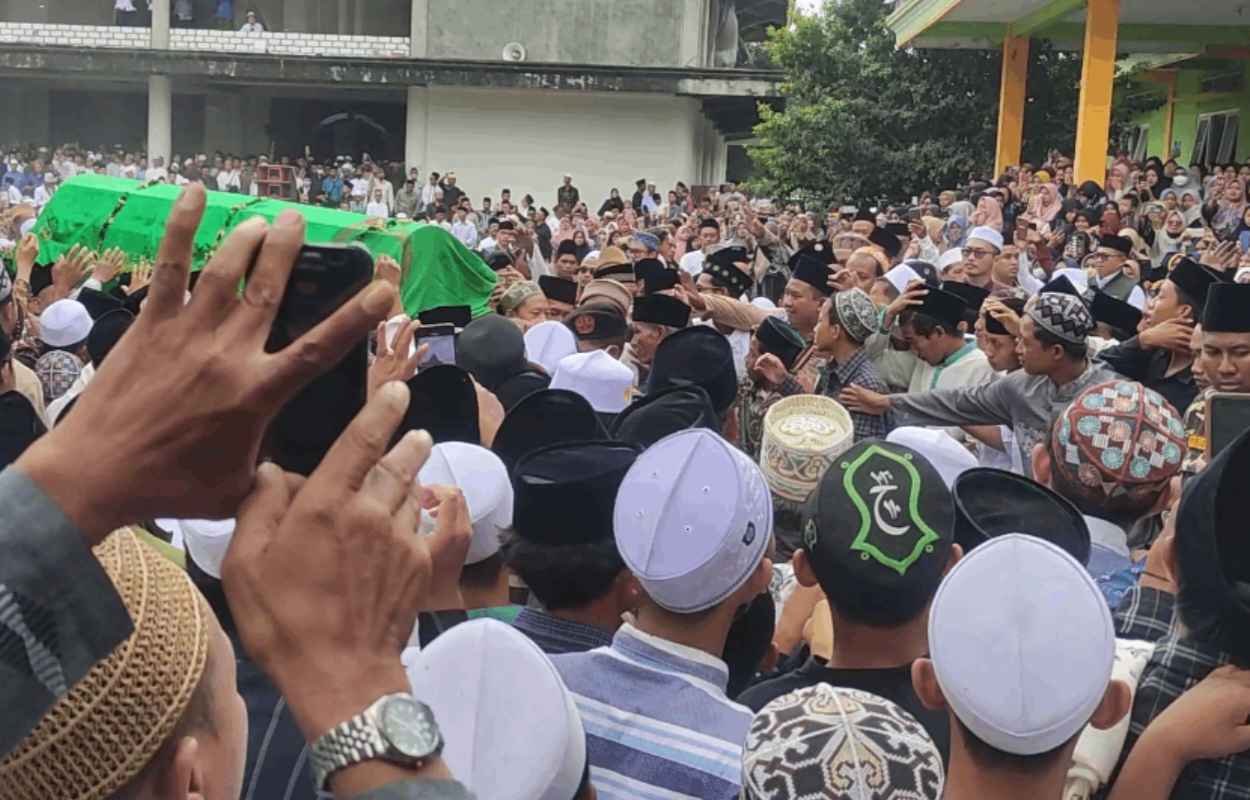 Ribuan orang dari berbagai daerah memberikan penghurmatan terakhir mengantarkan jenazah KH Ahmad Thohawi Hadin ke Makbarah. Foto: NUGres