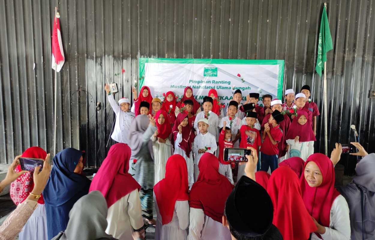 Pimpinan Ranting Muslimat NU Bungah Gresik bersama anak-anak luar biasa berbagi kebahagiaan dan rasa syukur memperingati HUT ke 78 Kemerdekaan Republik Indonesia, Jumat (8/9/2023). Foto: NUGres