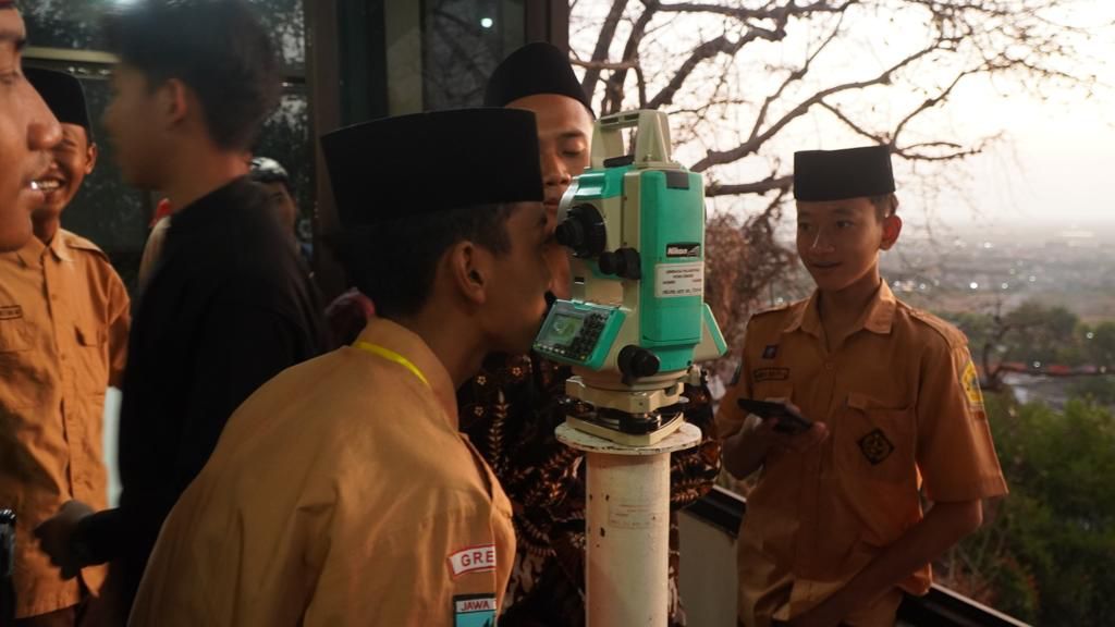 Puluhan siswa-siswi SMA Assa'adah Bungah Gresik, belajar ilmu falak dan rukyatul hilal langsung di Balai Rukyat NU Condrodipo dengan didampingi oleh Lembaga Falakiyah Nahdlatul Ulama (LFNU) Cabang Gresik. Foto: Maghfur Munif/NUGres