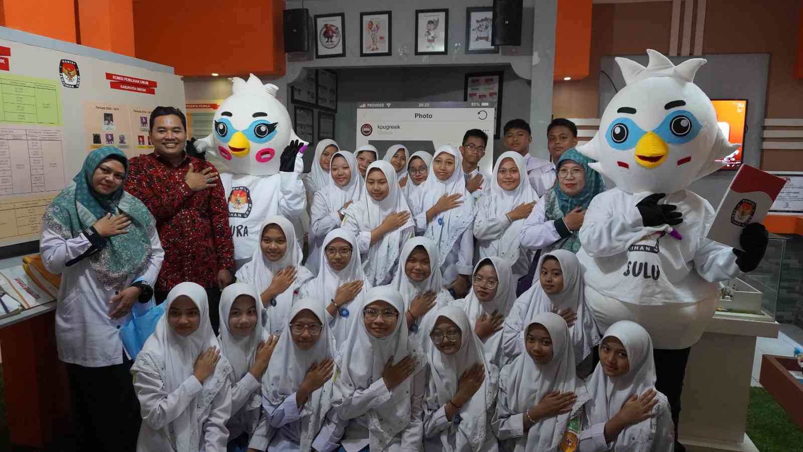 Puluhan siswa SMANU 2 Gresik didampingi guru, melakukan kunjungan guna belajar seputar Pemilu 2024 di KPU Gresik, Selasa 5 September 2023. Foto: ist/NUGres