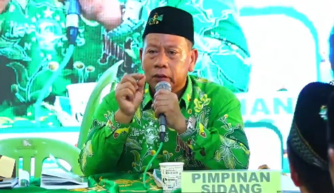 Wakil Ketua PCNU Gresik, Ir H Nadlilah Badaruddin saat mengisahkan perkhidmatan Kiai Sepuh KH Masbuhin Faqih kepada Nahdlatul Ulama. Foto: Media NU Manyar/NUGres