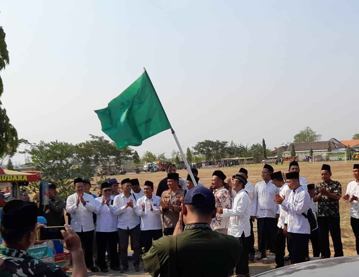 Kemeriahan Hari Santri 2023 yang dilaksanakan MWCNU Kedamean, Bupati Gresik Turut Berangkatkan Kirab, Sabtu (21/10/2023). Foto: dok MWCNU Kedamean/NUGres