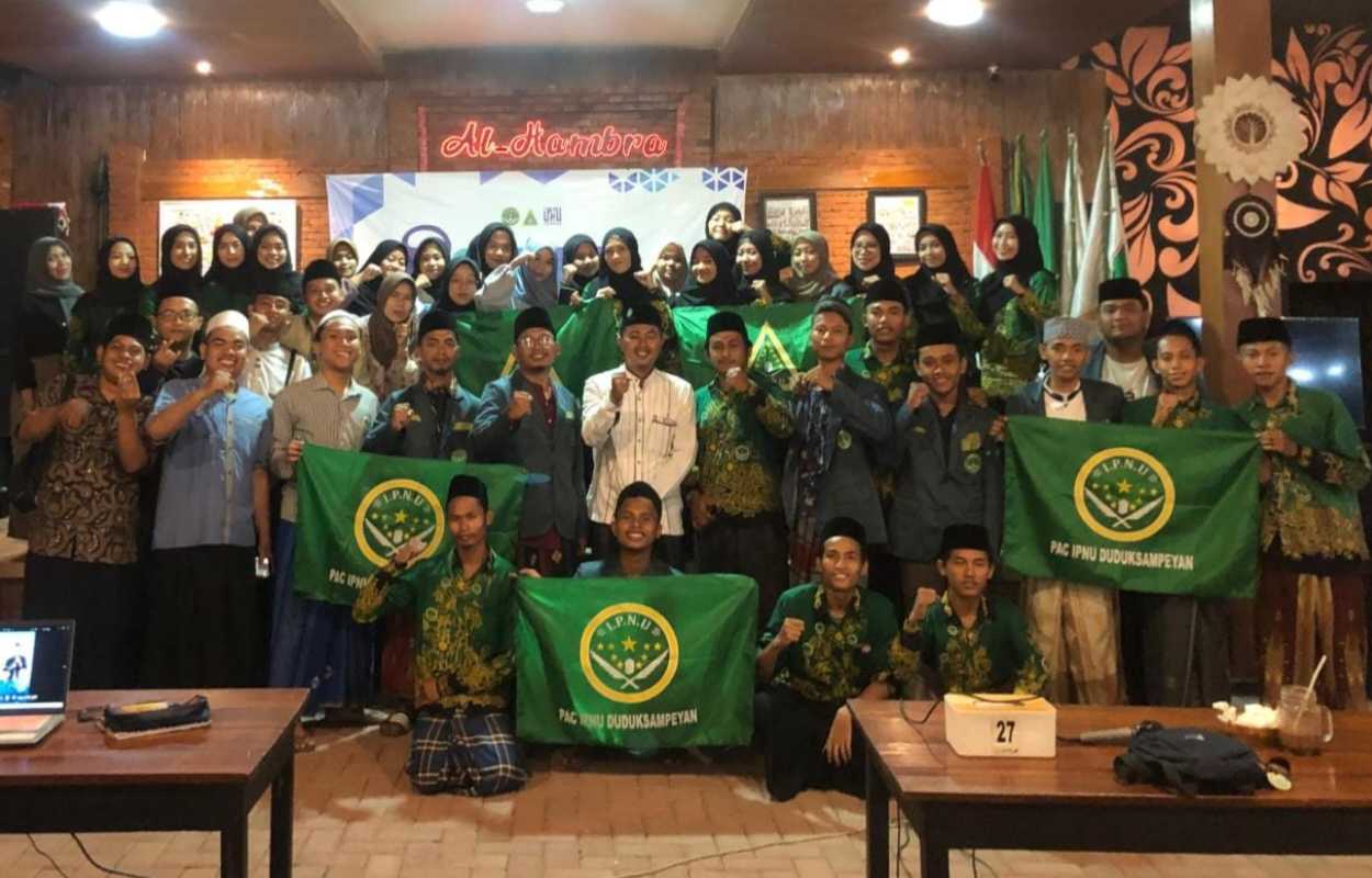 PERDANA. Kali pertama digelar NGOPI 'Ngolah Pikir' digelar oleh PAC IPNU IPPNU Duduksampeyan, Gresik pada Ahad (15/10/2023) malam di Kafe Al Hambra. Foto: dok PAC IPNU IPPNU Duduksampeyan/NUGres