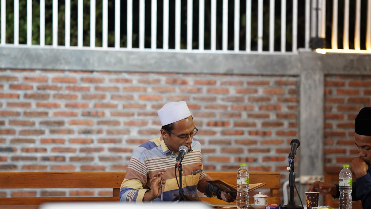 Gus Ihsanul Kirom, menyampaikan sarah Syarah al-Anam di Kitab Fathus Somad al-Alim milik yang dikhatamkan Kiai Asnafi. Foto: dok Qomaruddin Media/NUGres