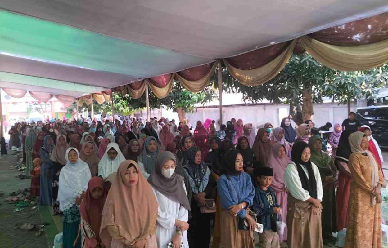 Ribuan jamaah ikuti Peringatan Maulid Nabi Muhammad Saw dan Majelis Haul ke 13 Keluarga Pondok Pesantren Bumi Aswaja Wonokerto, Dukun Gresik, Selasa (24/10/2023). Foto: Syafik Hoo/NUGres